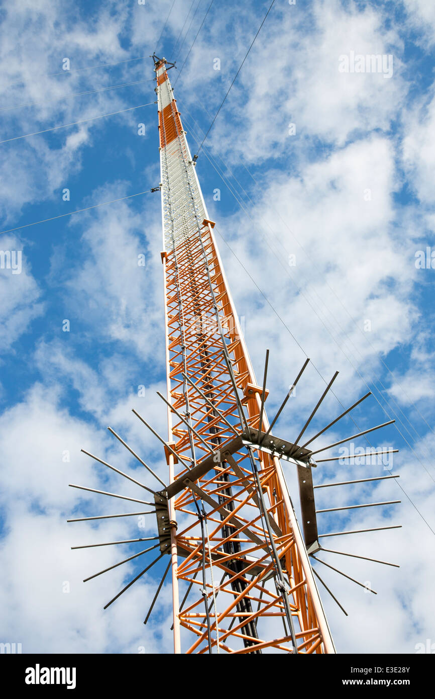 Montante di telecomunicazioni contenente principalmente una rete cellulare antenne. Anti picchi di salita nella parte inferiore del montante. , Finlandia Foto Stock