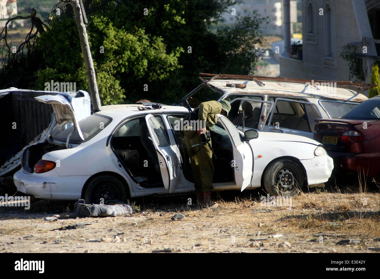 Halhul, West Bank, Territorio palestinese. Il 23 giugno, 2014. Soldati israeliani ricercare tre mancanti ragazzi israeliani, temeva rapite nella West Bank il 12 giugno nella città di Halhul vicino al West Bank città di Hebron il 23 giugno 2014. Israele ha arrestato più di 350 palestinesi, la maggior parte degli affiliati con il militante islamico di Hamas e hanno razziato alcuni 1.600 sedi. Israele ha accusato i sequestri su Hamas, che ha lodato l'atto, ma non rivendicato la responsabilità © Mamoun Wazwaz APA/images/ZUMAPRESS. Credito: ZUMA Press, Inc./Alamy Live News Foto Stock