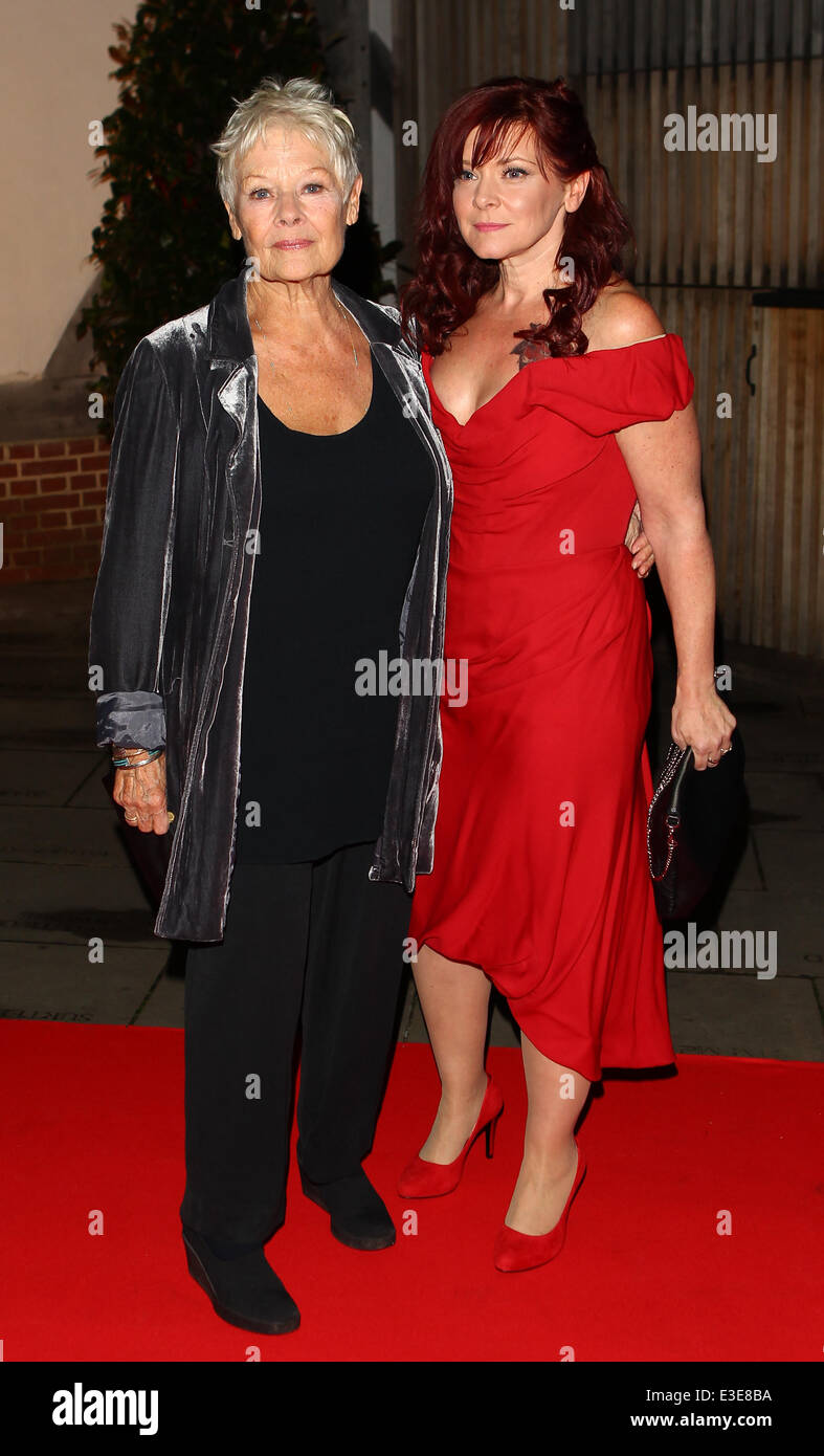 Gli ospiti arrivano per il Shakespeare Globe Cena di Gala a Londra con: Dame Judi Dench,Finty Williams dove: Londra, Regno Unito quando: 17 Ott 2013 Foto Stock