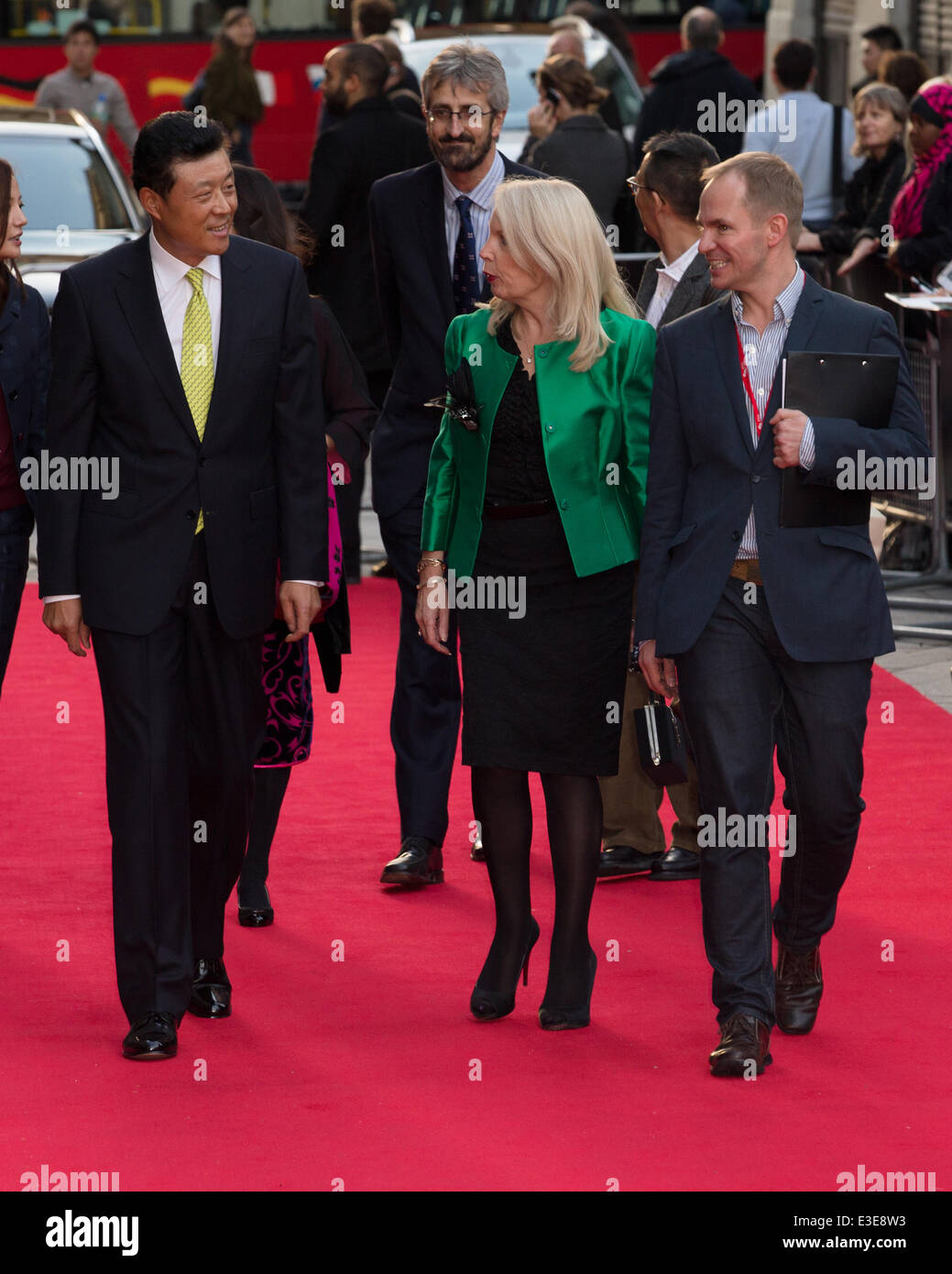 Liu Xiaoming e Amanda Nevill frequentare il BFI London Film Festival Screening di 'So giovani' all'Odeon Leicester Square offre: Liu Xiaoming,Amanda Nevill dove: Londra, Regno Unito quando: 15 Ott 2013 Foto Stock
