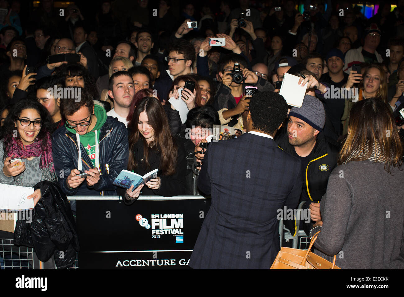 Chiwetel Ejiofor firma autografi in Accenture Gala Premiere europea di " dodici anni un' slave al BFI London Film Festival, Odeon Leicester Square offre: Chiwetel Ejiofor dove: Londra, Regno Unito quando: 15 Ott 2013 Foto Stock