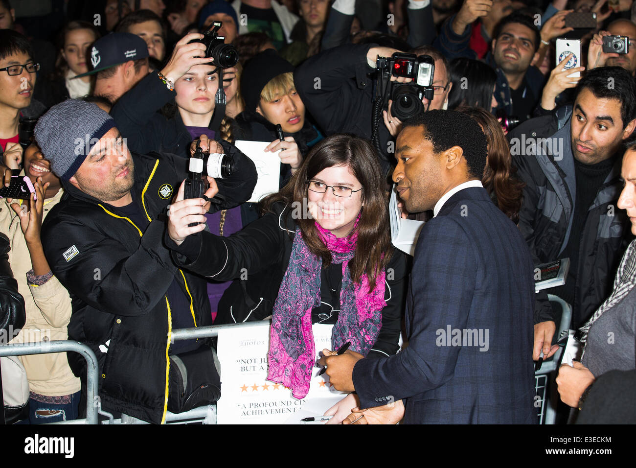 Chiwetel Ejiofor firma autografi in Accenture Gala Premiere europea di " dodici anni un' slave al BFI London Film Festival, Odeon Leicester Square offre: Chiwetel Ejiofor dove: Londra, Regno Unito quando: 15 Ott 2013 Foto Stock