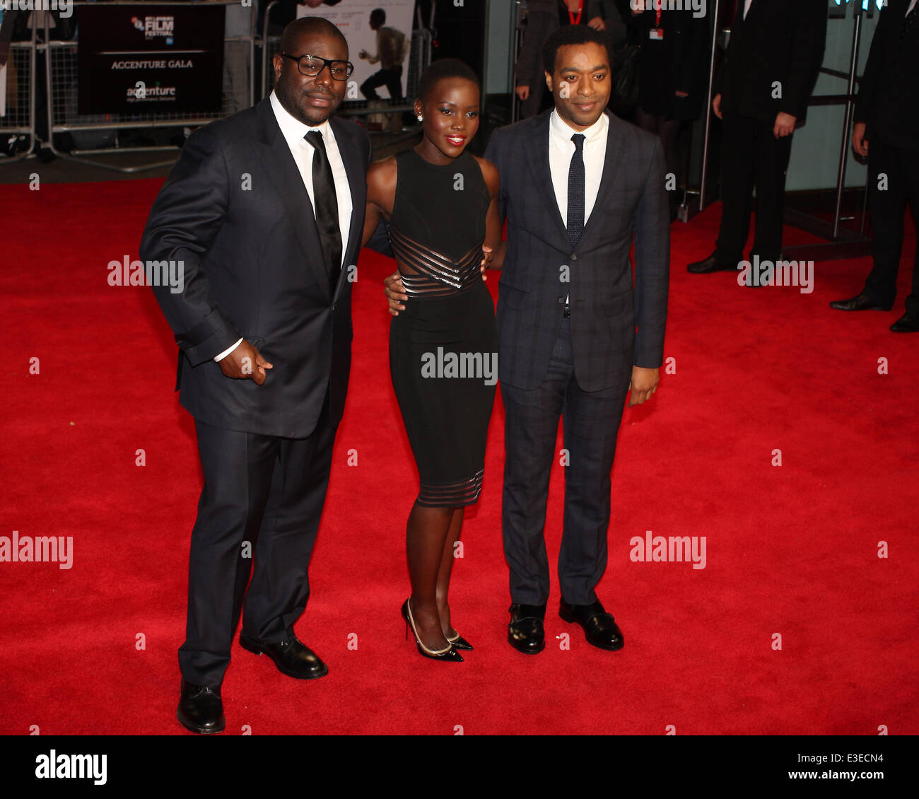 Steve Mcqueen, Lupita Nyong'o e Chiwetel Ejiofor frequentare lo studio Accenture Gala Premiere europea di " dodici anni un' slave al BFI London Film Festival, Odeon Leicester Square offre: Steve Mcqueen,Chiwetel Ejiofor,Lupita Nyong'o Dove: Londra, unità Foto Stock