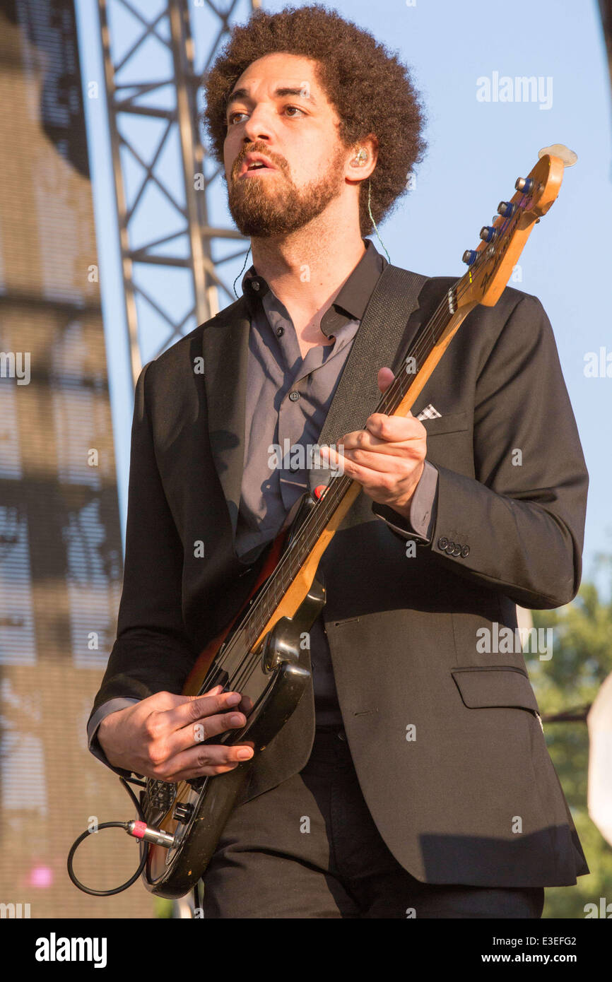 Dover, Delaware, Stati Uniti d'America. Il 22 giugno, 2014. BRIAN BURTON della band Broken Bells riproduce bassi al 2014 Firefly Music Festival di Dover, Delaware Credit: Daniel DeSlover/ZUMAPRESS.com/Alamy Live News Foto Stock