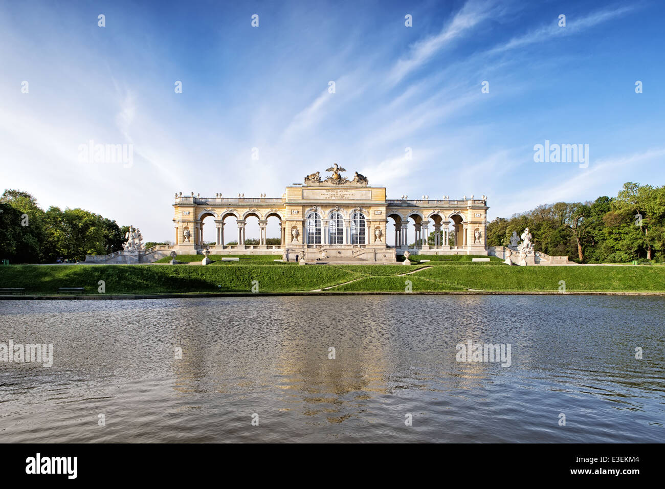 Giardini di Schonbrunn e Gloriette pavilion in Vienna Foto Stock