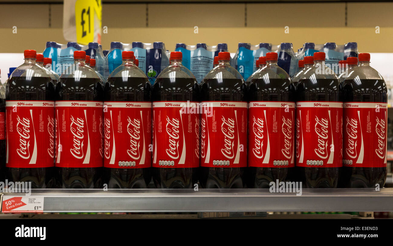 Bottiglie di Coca Cola visualizzata su un supermercato Foto Stock