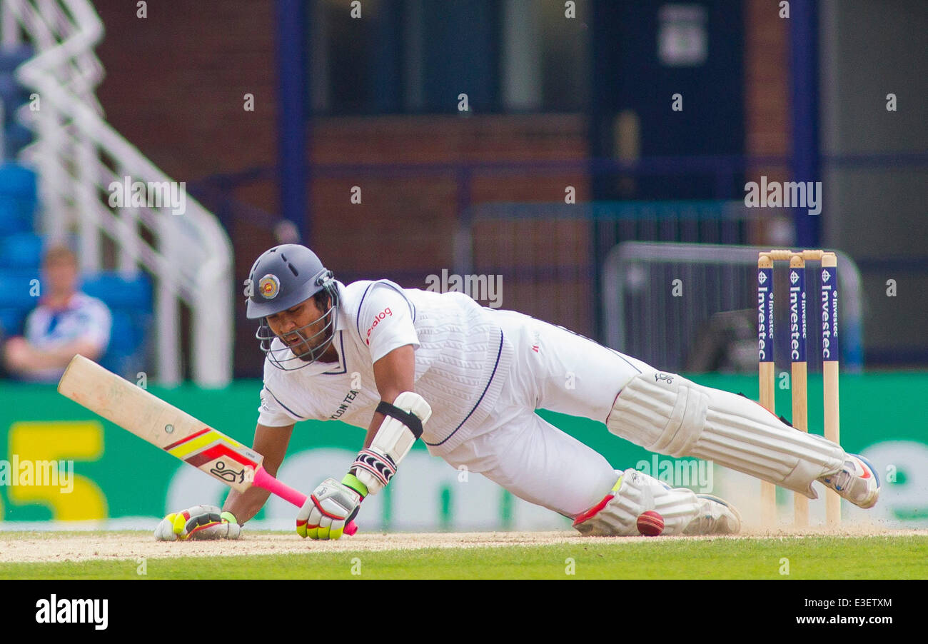 Leeds, Regno Unito. Il 23 giugno, 2014. Dinesh Chandimal dello Sri Lanka cade mentre batting durante la seconda prova Investec Match Day quattro tra Inghilterra e dello Sri Lanka a Headingley Cricket Ground, il 23 giugno 2014 a Leeds, Inghilterra. Credito: Mitchell Gunn/ESPA/Alamy Live News Foto Stock