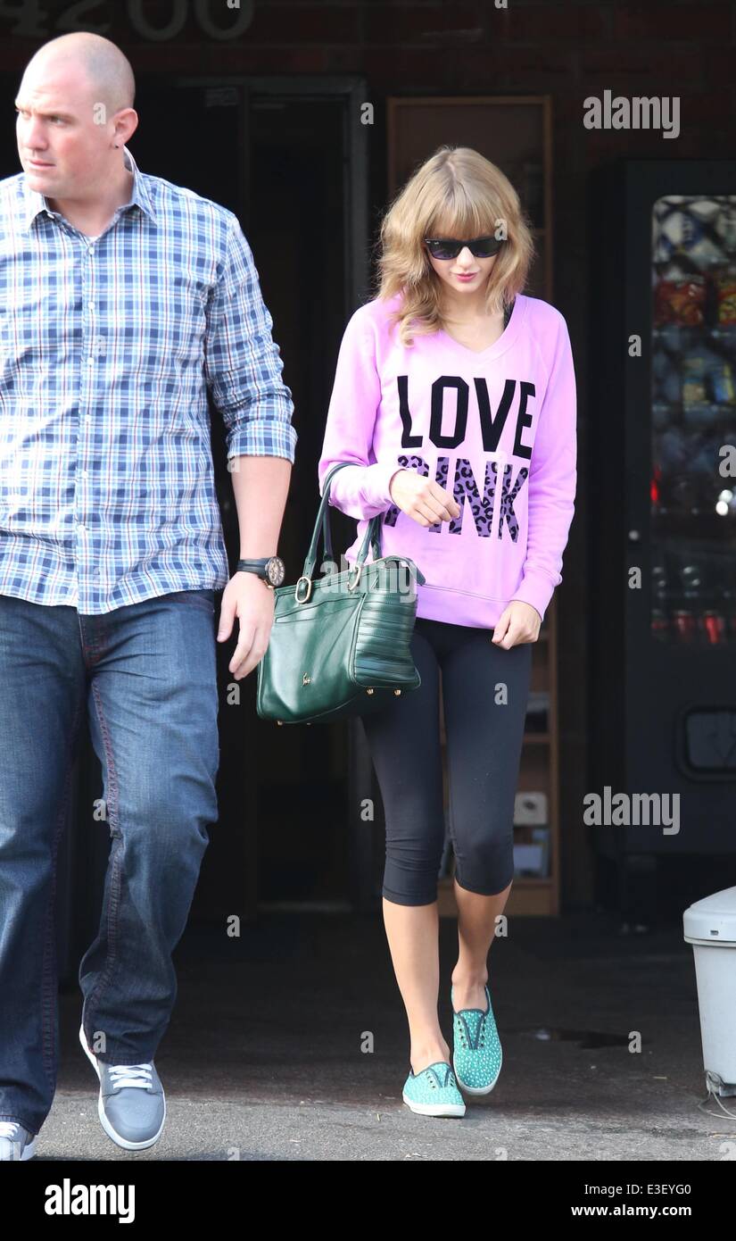 Taylor Swift esce il suo saggio di danza studio indossando un amore felpa  rosa. Dotato di: Taylor Swift dove: Los Angeles, CA, Stati Uniti quando: 24  Ott 2013 Foto stock - Alamy