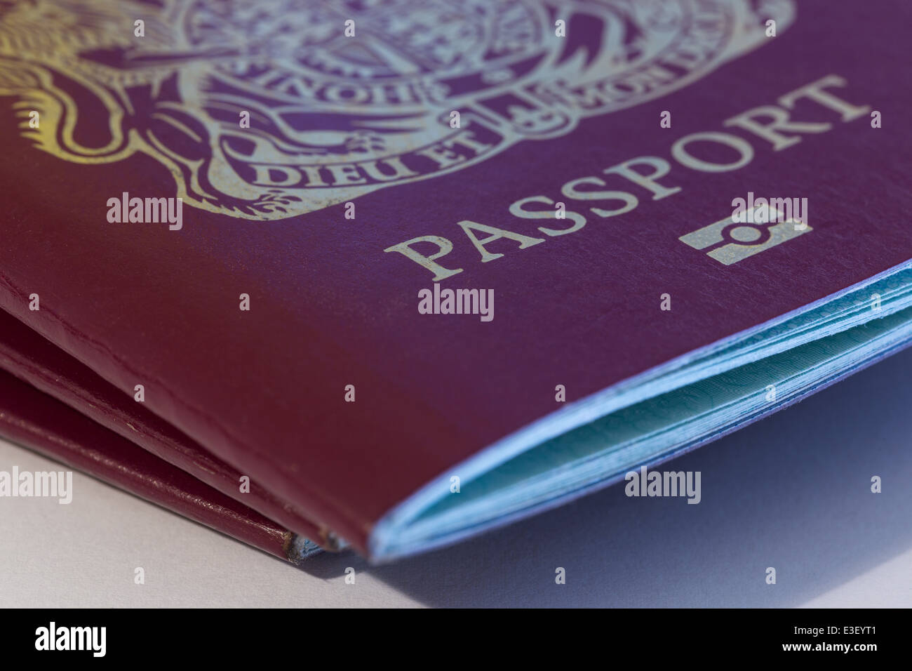 Pila di tre red britannico / Unione passaporti biometrici Foto Stock
