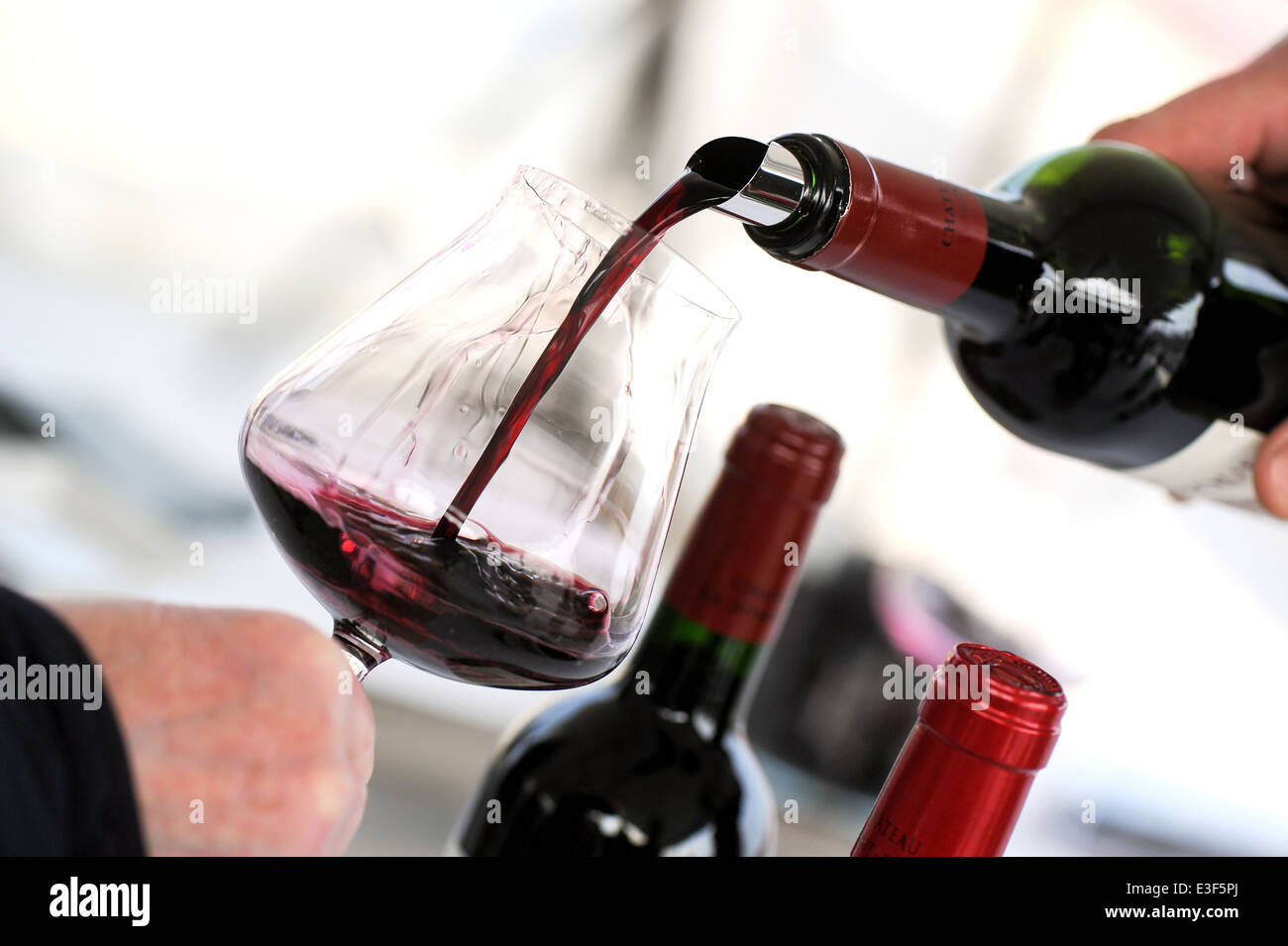 La degustazione di vino in una cantina Foto Stock