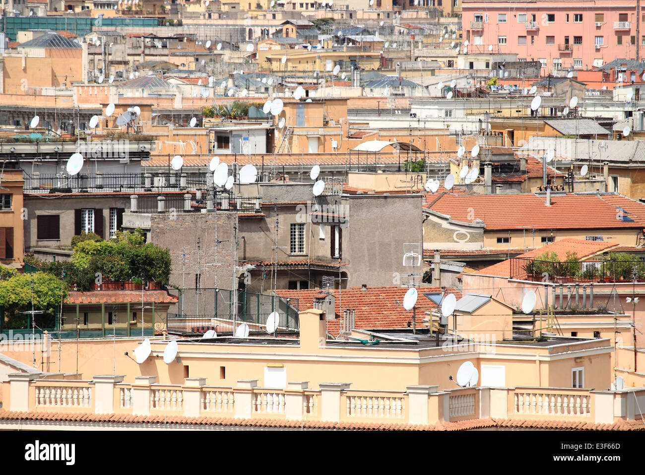 Antenne paraboliche sul tetto Foto Stock