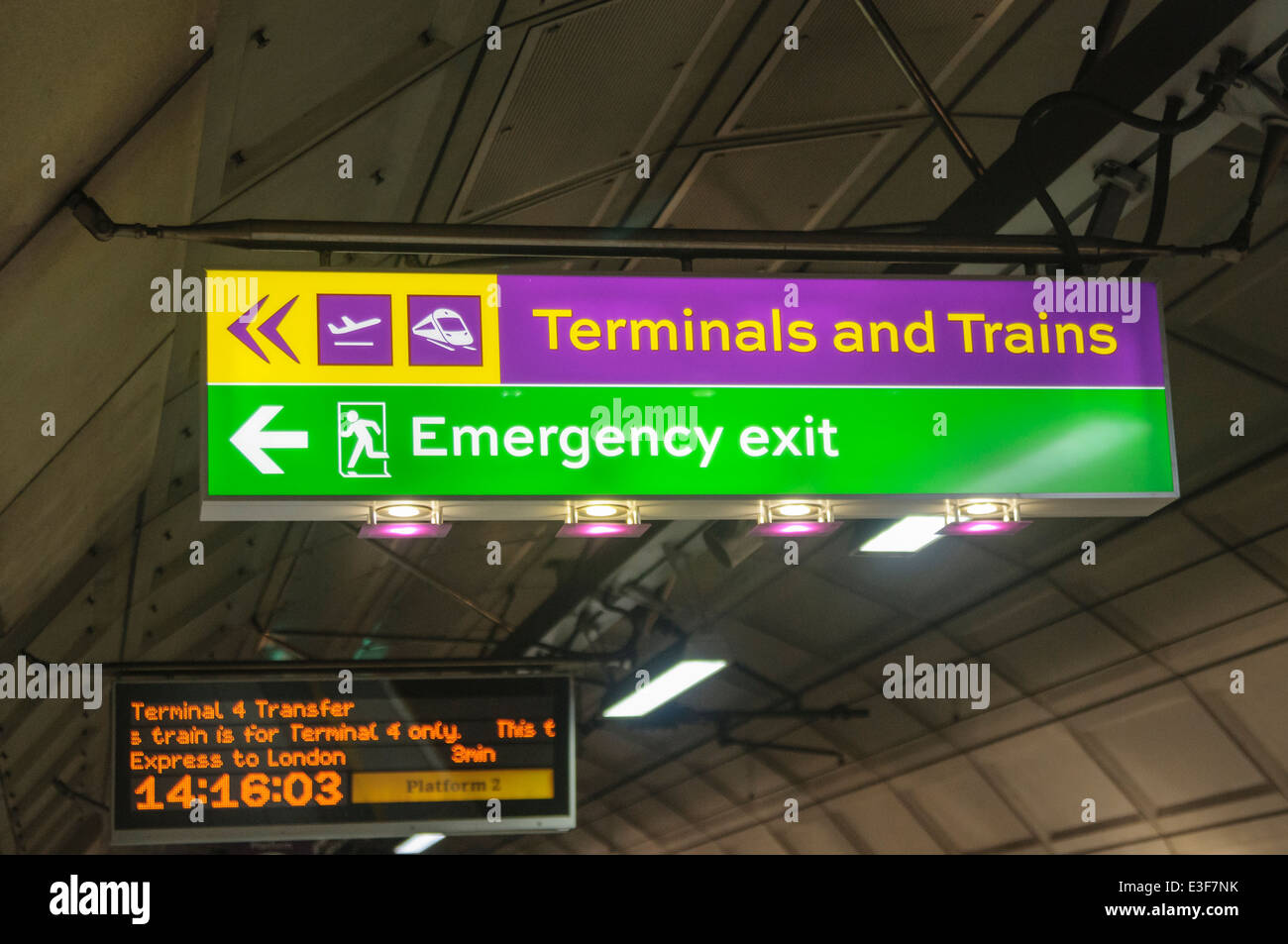 Segno per i terminali e i treni a Heathrow Express, l'aeroporto di Heathrow Foto Stock