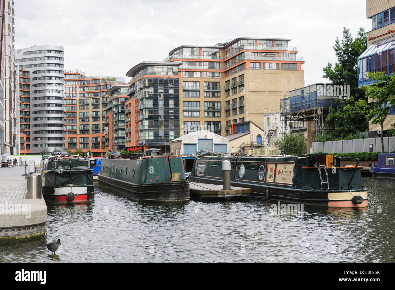 Canal barche attraccate al Paddington Basin, a fianco di alti edifici adibiti ad uffici. Foto Stock