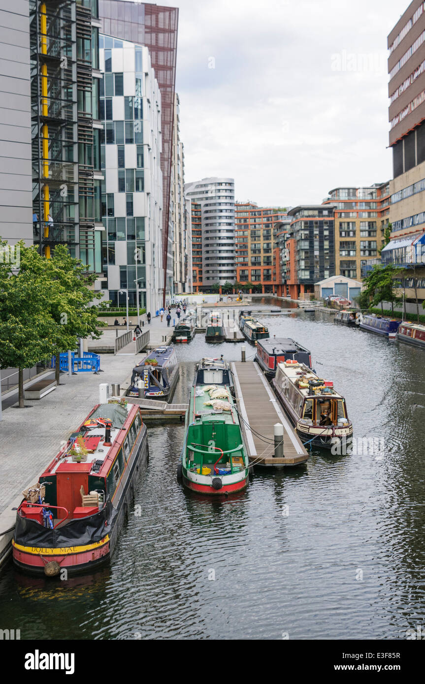 Canal barche attraccate al Paddington Basin, a fianco di alti edifici adibiti ad uffici. Foto Stock