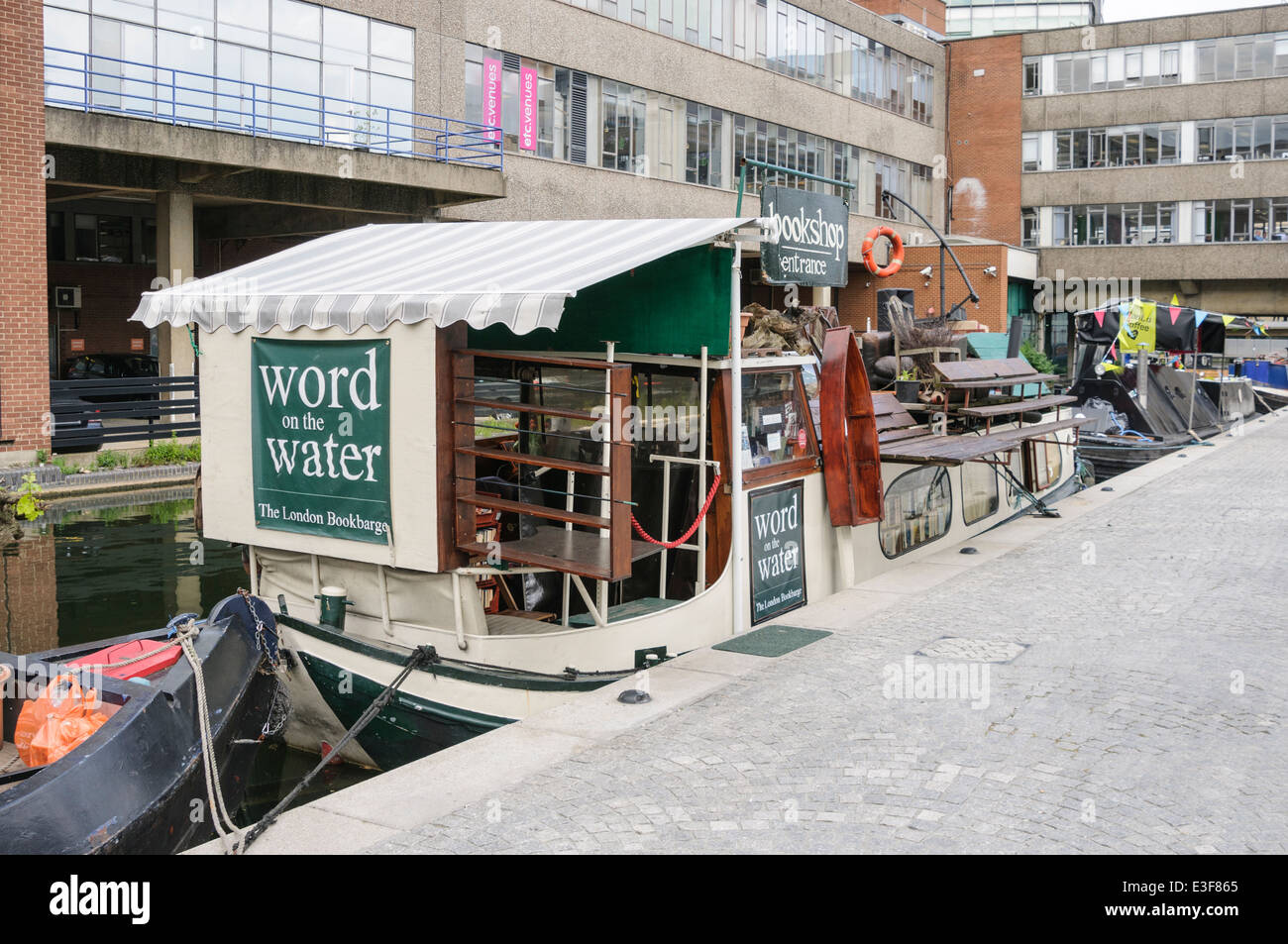Floating book shop su un battello del canale. Foto Stock