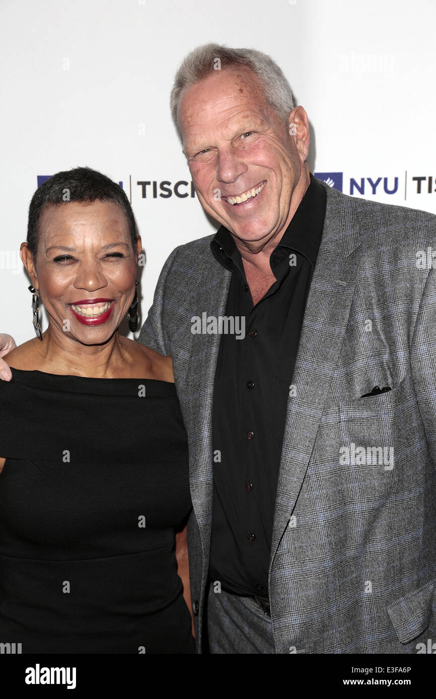 Celebrità frequentare la NYU Tisch School of the Arts onore Oliver Stone e Liza Chasin a beneficio annuo Gala presso il Beverly Wilshire Hotel. Dotato di: Maria Schmidt Campbell,Steve Tisch dove: Los Angeles, CA, Stati Uniti quando: 28 Ott 2013 Foto Stock