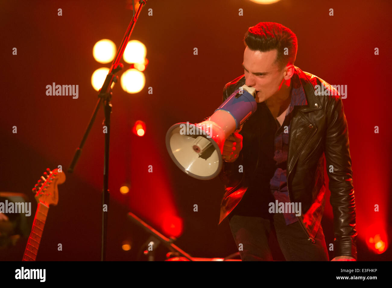 Victor Marichal, chitarrista, ukulele e cantante con Victor & la pioggia cane, registrazione su ITV Studios di Londra UK. Foto Stock