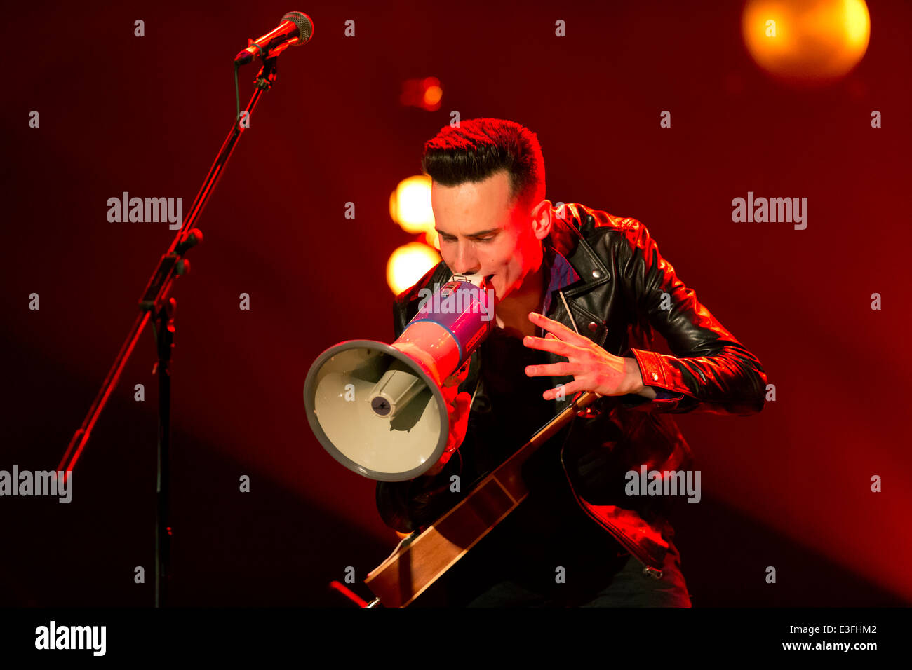 Victor Marichal, chitarrista, ukulele e cantante con Victor & la pioggia cane, registrazione su ITV Studios di Londra UK. Foto Stock