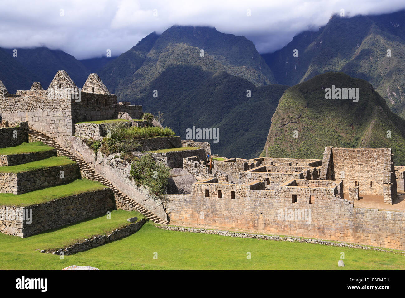 Blocco di roccia pareti, scale, verdi terrazze, a nord-est di edifici e montagne a Machu Picchu, Cusco, Perù. Foto Stock