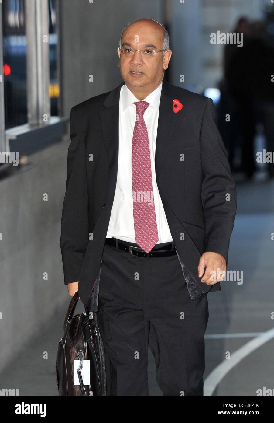 Gli arrivi di Andrew Marr Show e la mattina notizie servizio tenuto presso il Centro Televisivo della BBC. Dotato di: Keith Vaz dove: Londra, Regno Unito quando: 03 Nov 2013 Foto Stock