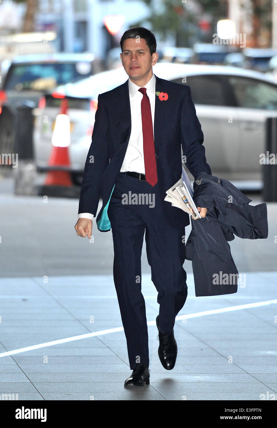 Gli arrivi di Andrew Marr Show e la mattina notizie servizio tenuto presso il Centro Televisivo della BBC. Dotato di: David Miliband dove: Londra, Regno Unito quando: 03 Nov 2013om Foto Stock