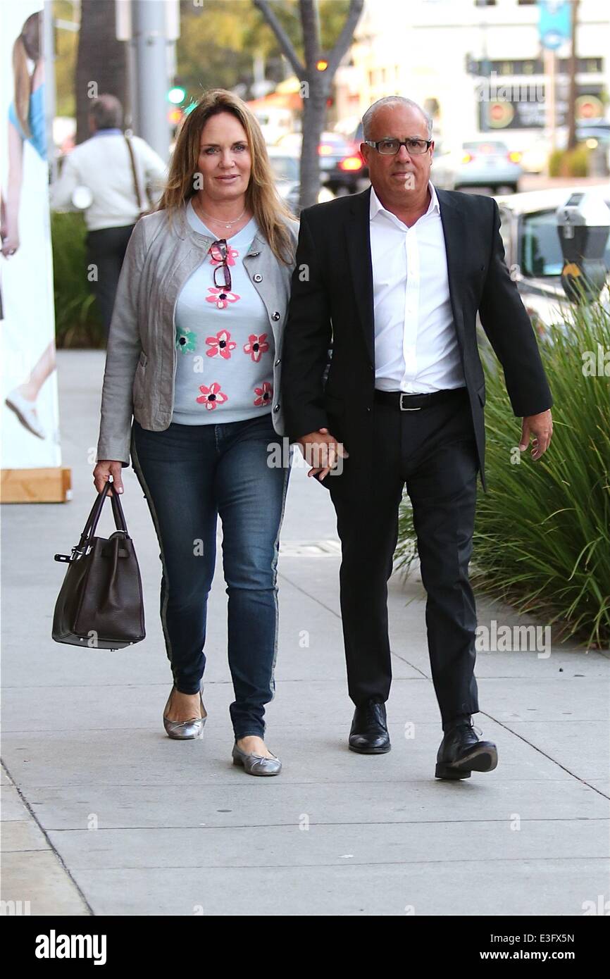 Daisy Duke Catherine Bach passeggiate in Beverly Hills con mio marito con: Catherine Bach dove: Los Angeles, CA, Stati Uniti quando: 04 Nov 2013 Foto Stock