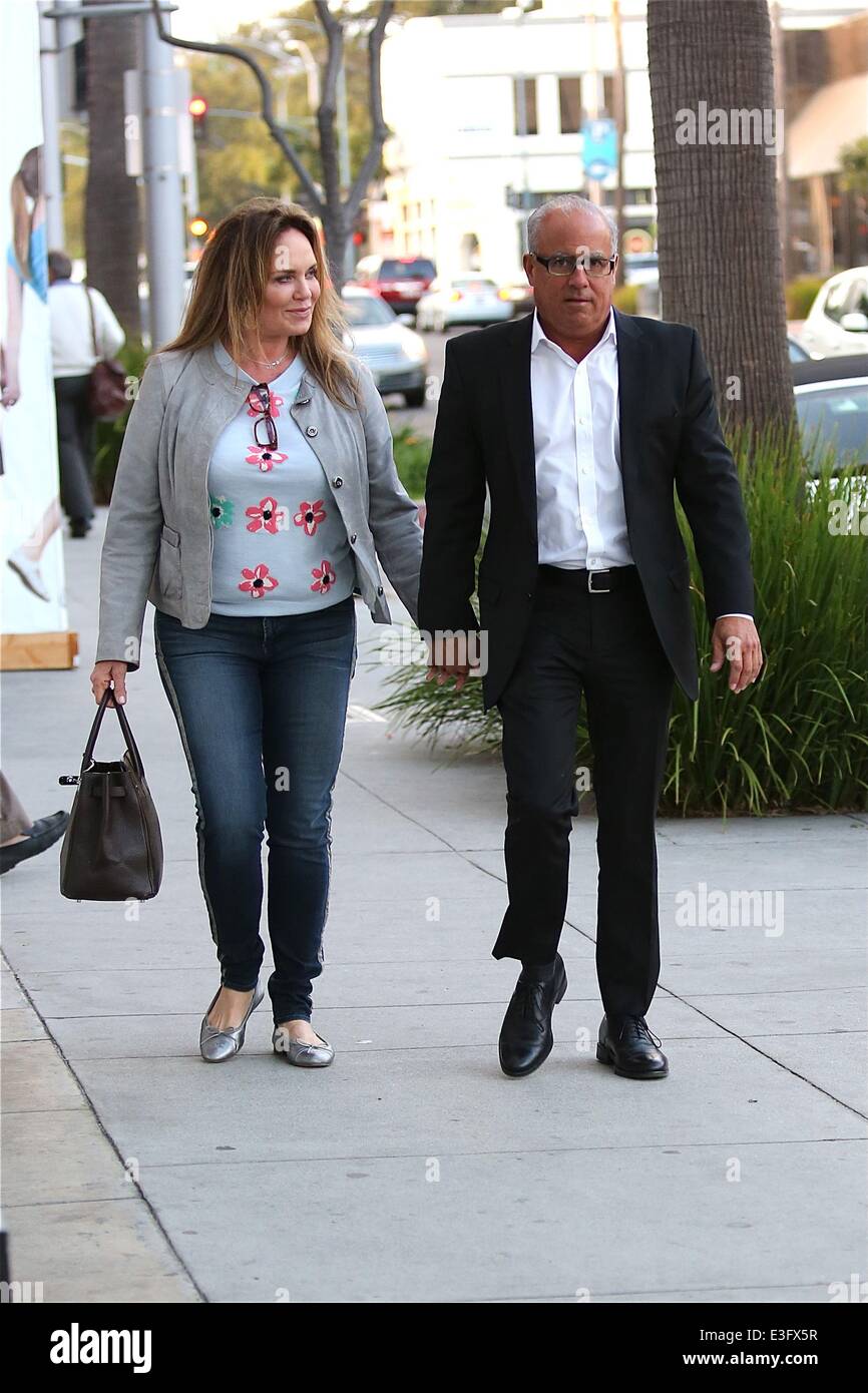 Daisy Duke Catherine Bach passeggiate in Beverly Hills con mio marito con: Catherine Bach dove: Los Angeles, CA, Stati Uniti quando: 04 Nov 2013 Foto Stock