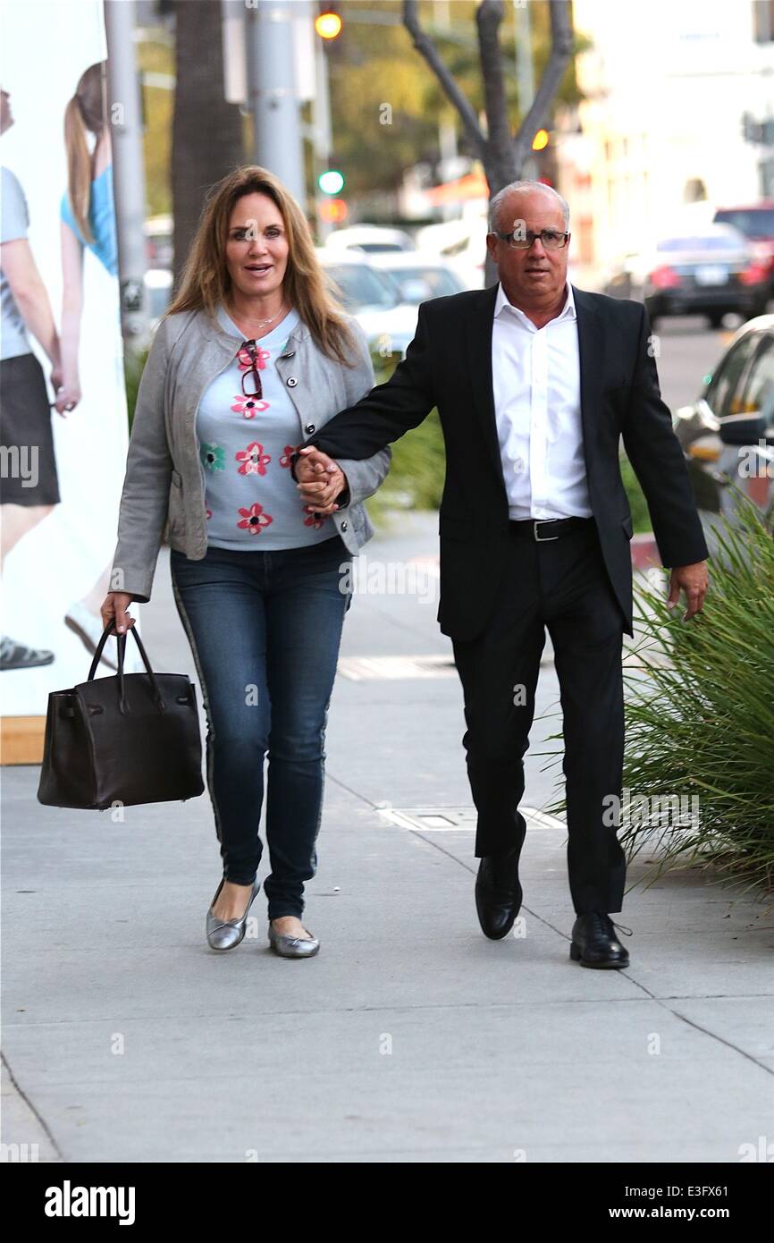 Daisy Duke Catherine Bach passeggiate in Beverly Hills con mio marito con: Catherine Bach dove: Los Angeles, CA, Stati Uniti quando: 04 Nov 2013 Foto Stock