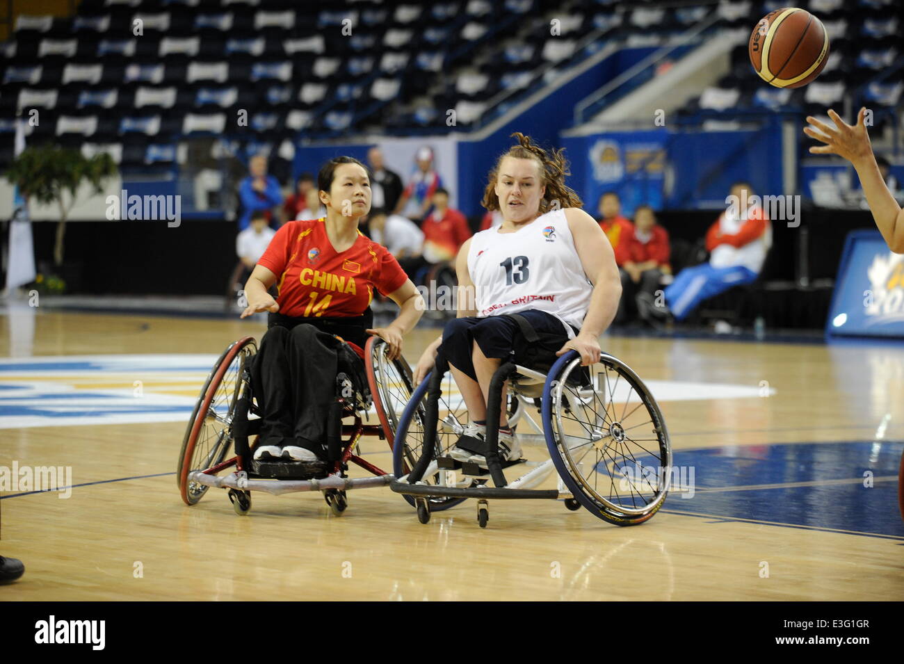Toronto, Ontario, Canada. Il 23 giugno, 2014. Mondo le donne il basket in carrozzella campionati, Mattamy centro atletico, Toronto Ontario, Canada, Gran Bretagna v Cina - Yun lungo (CHN) e Louise Sugden (GBR) Credito: Peter Llewellyn/Alamy Live News Foto Stock