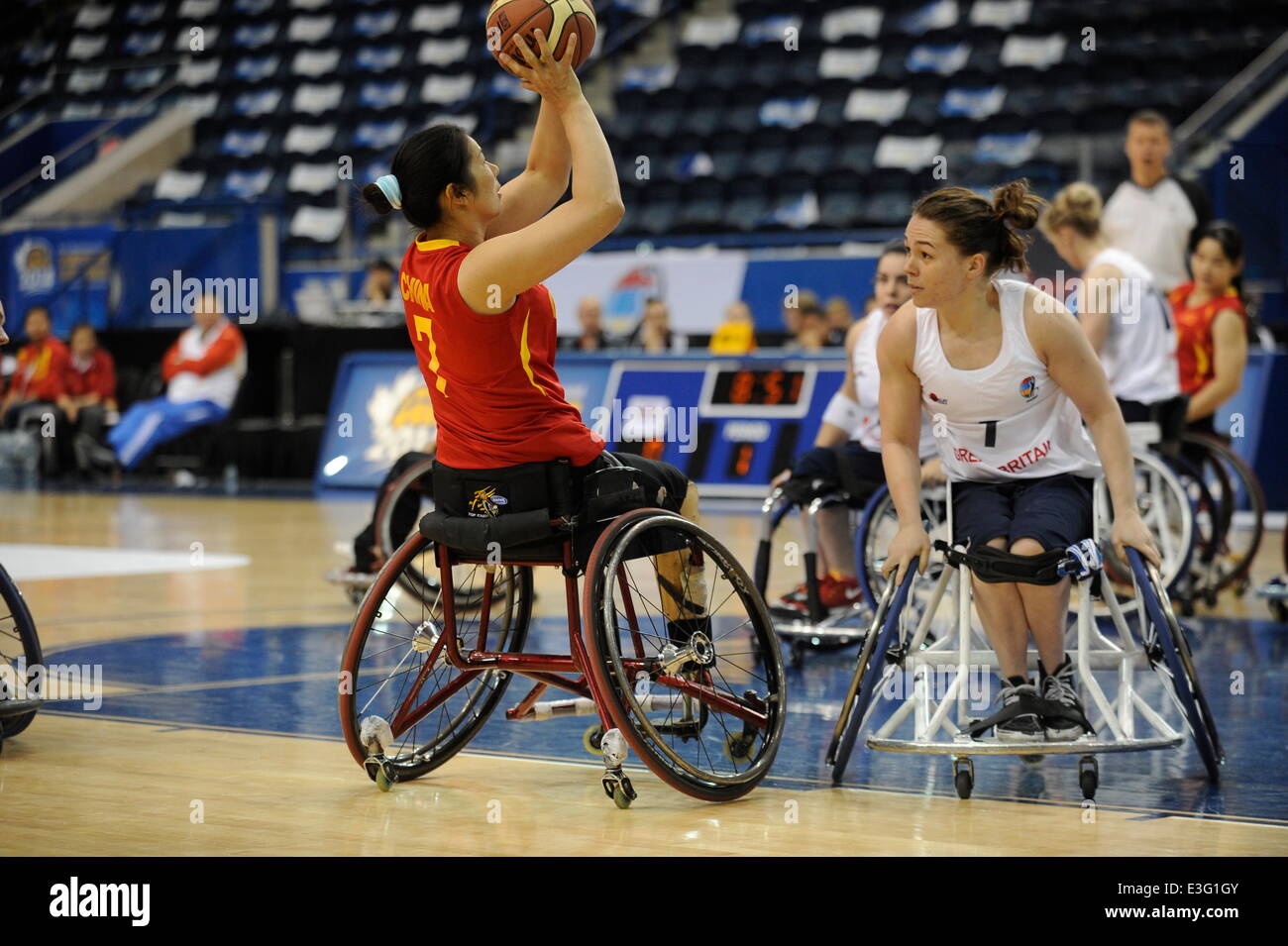 Toronto, Ontario, Canada. Il 23 giugno, 2014. Mondo le donne il basket in carrozzella campionati, Mattamy centro atletico, Toronto Ontario, Canada, Gran Bretagna v Cina - Yongqing Fu (CHN) spara su Helen Freeman (GBR) Credito: Peter Llewellyn/Alamy Live News Foto Stock