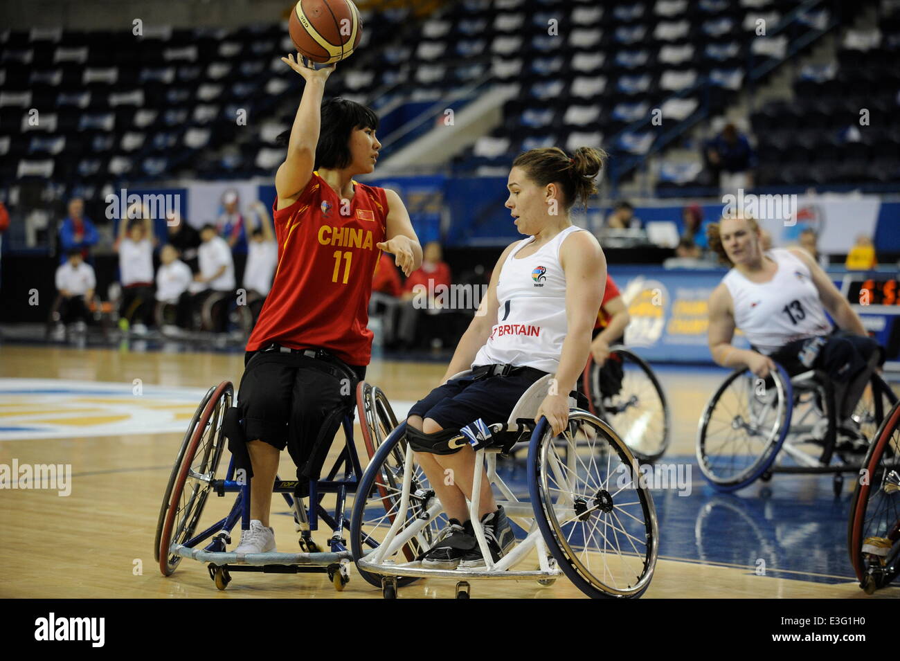 Toronto, Ontario, Canada. Il 23 giugno, 2014. Mondo le donne il basket in carrozzella campionati, Mattamy centro atletico, Toronto Ontario, Canada, Gran Bretagna v Cina - TingTing Zu (CHN) spara su Helen Freeman (GBR) Credito: Peter Llewellyn/Alamy Live News Foto Stock