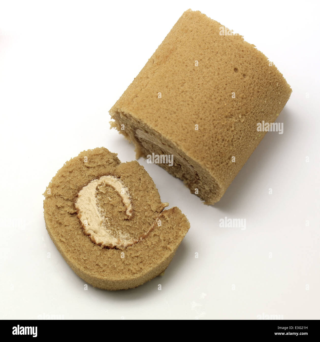 Una deliziosa torta al cioccolato rotolo isolato su sfondo bianco Foto Stock