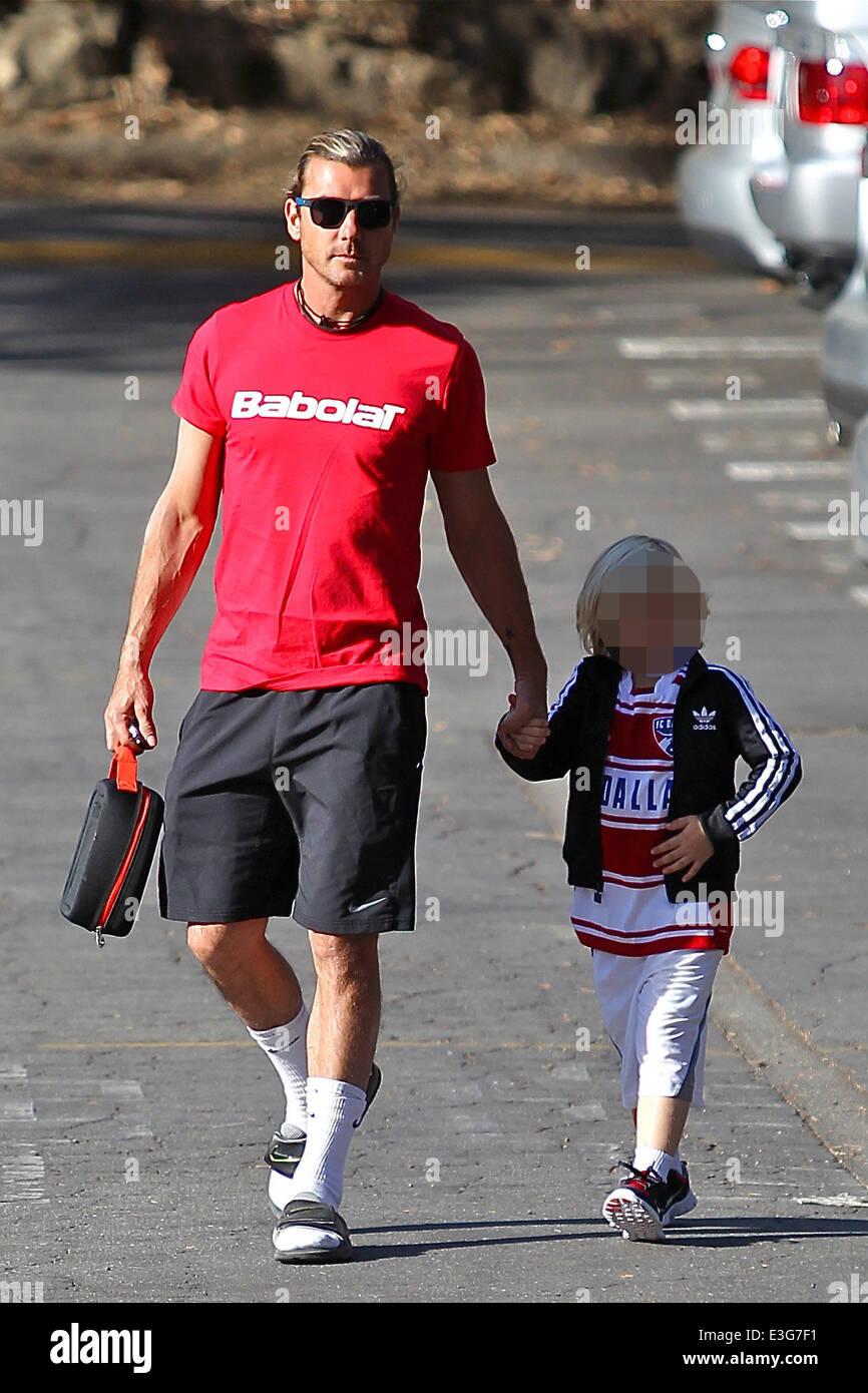 Gavin Rossdale indossando un rosso abbigliamento sportivo francese top da  Babolat con Nike pantaloncini, calzini bianchi e sandali, prende figlio  Zuma a scuola indossare adidas tuta top e FC Dallas soccer shirt