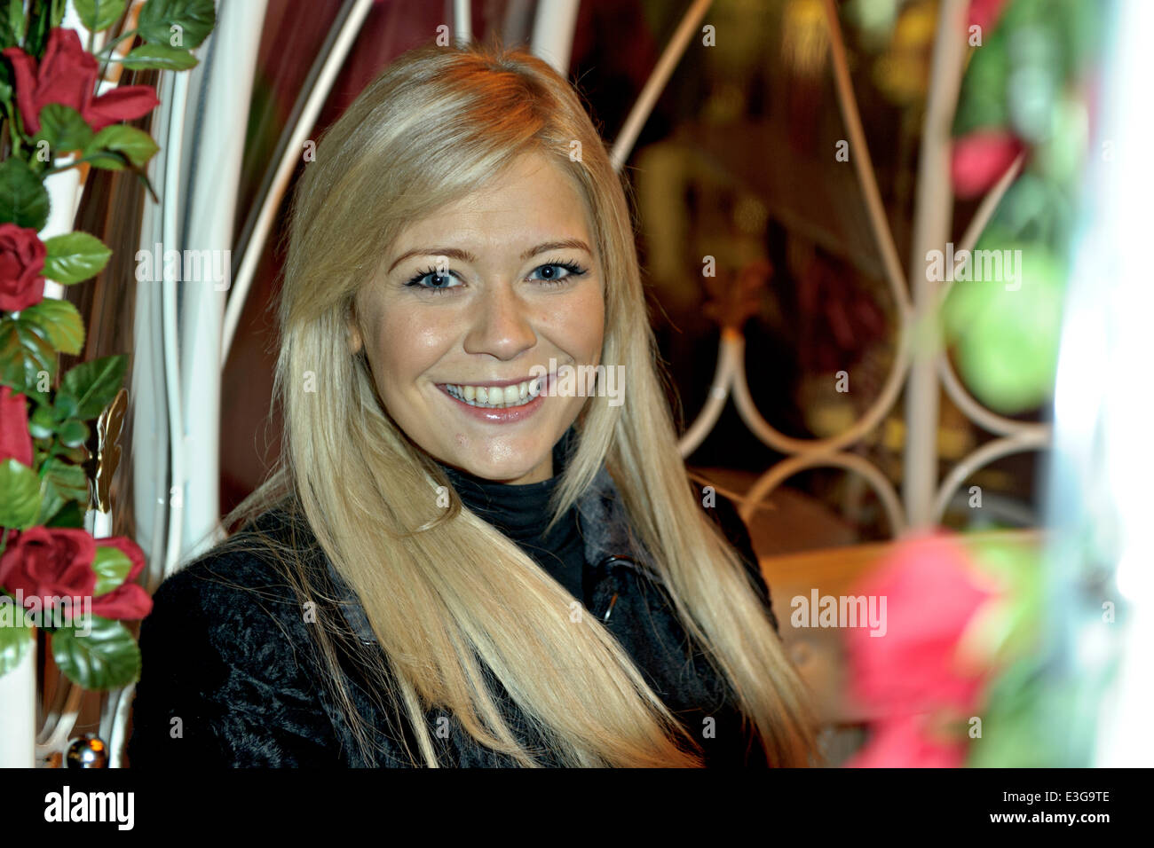 Bristol quartiere commerciale ha il suo Natale luci accese in stile teatrale di quest'anno, per contrassegnare l'inizio ufficiale dello shopping natalizio della stagione, con un magico Cinderella-evento a tema. Cantante e attrice Suzanne Shaw, chi sta eseguendo come Cindere Foto Stock