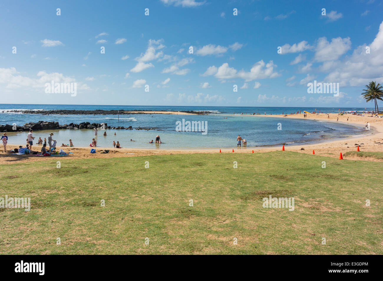 Beachgoers presso la spiaggia di Poipu Beach State Park Kauai Hawaii Foto Stock