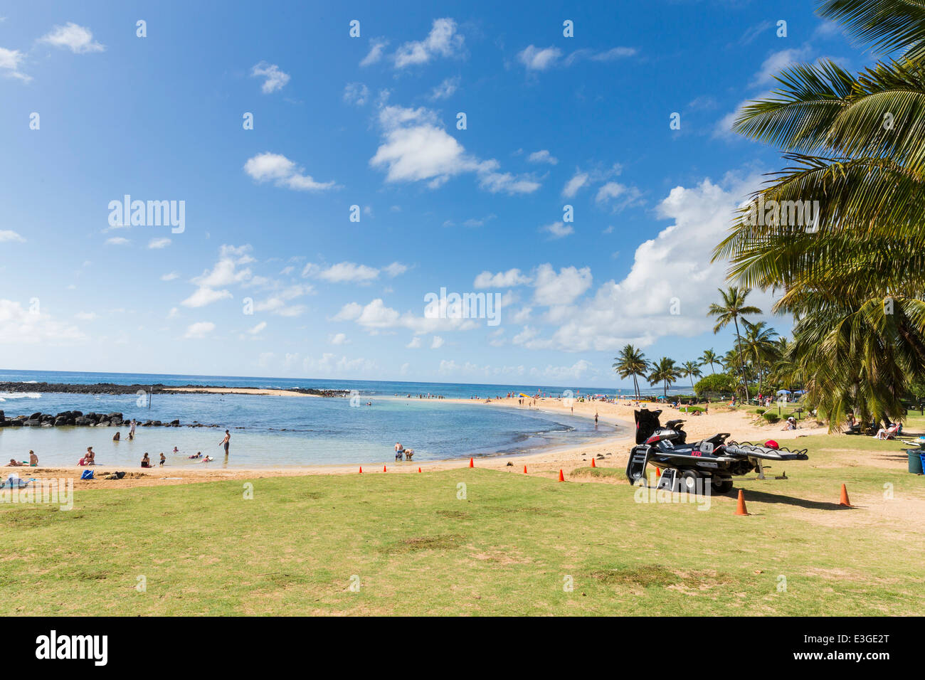 Beachgoers presso la spiaggia di Poipu Beach State Park Kauai Hawaii Foto Stock