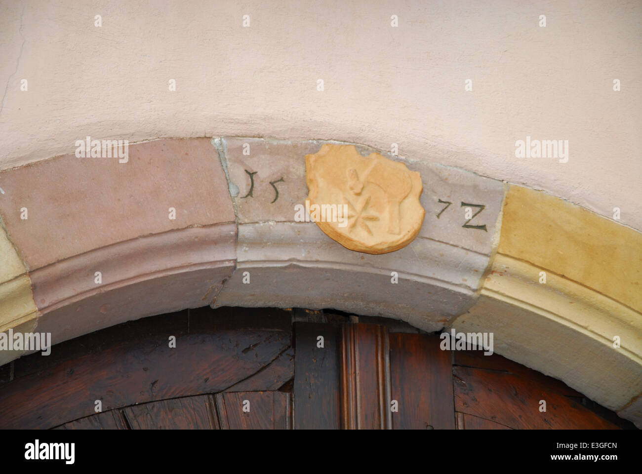 Alsaziano architrave su un portale ad arco, Francia Foto Stock