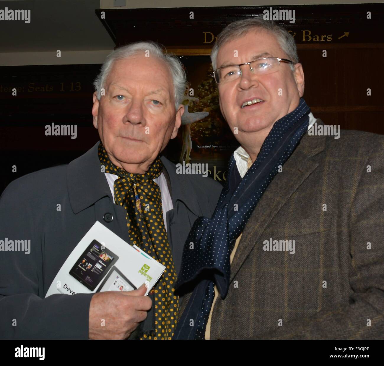 Gli ospiti arrivano a "tornare indietro per omicidio' gioca apertura al Gaiety Theatre... Dotato di: Gay Byrne,Joe Duffy dove: Dublino, Irlanda quando: 11 Nov 2013 Foto Stock