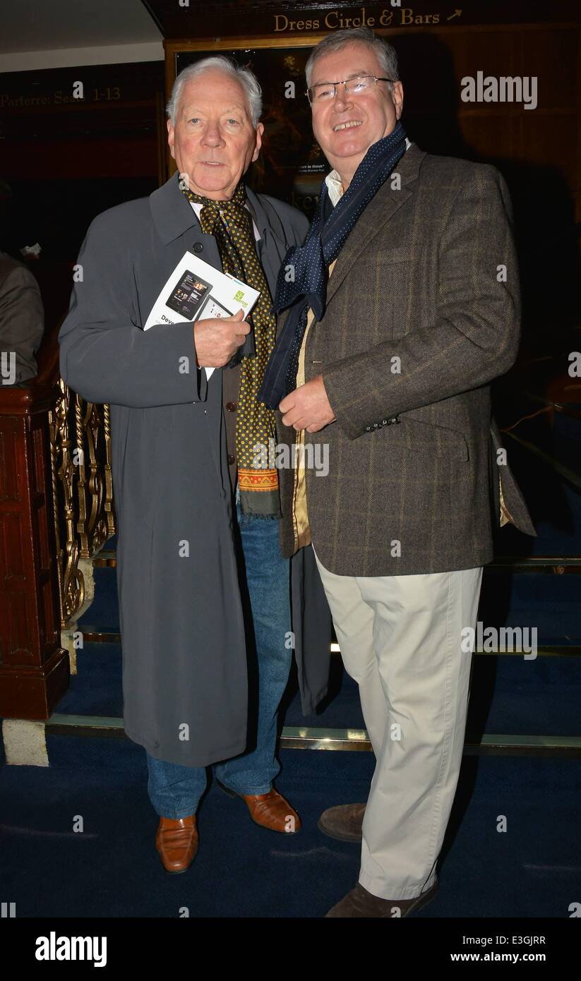 Gli ospiti arrivano a "tornare indietro per omicidio' gioca apertura al Gaiety Theatre... Dotato di: Gay Byrne,Joe Duffy dove: Dublino, Irlanda quando: 11 Nov 2013 Foto Stock