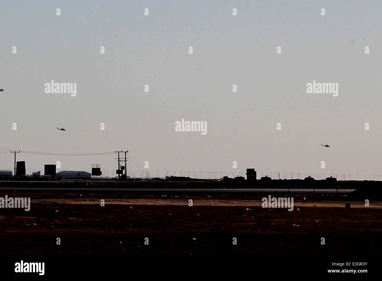 Al Karamah Crossing. Il 23 giugno, 2014. Giordano due elicotteri militari sono visto volare al di sopra della zona di frontiera Iraq-Jordan, il 23 giugno 2014. La Giordania il lunedì ha iniziato a mobilitare le forze lungo il confine con l'Iraq per impedire eventuali infiltrazioni di militanti sunniti nel mezzo di un deterioramento della situazione della sicurezza in Iraq. Credito: Mohammad Abu Ghosh/Xinhua/Alamy Live News Foto Stock