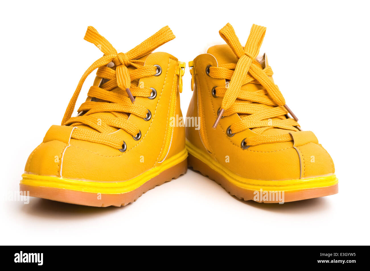 Coppia di arancione scarpe per bambini su sfondo bianco Foto Stock