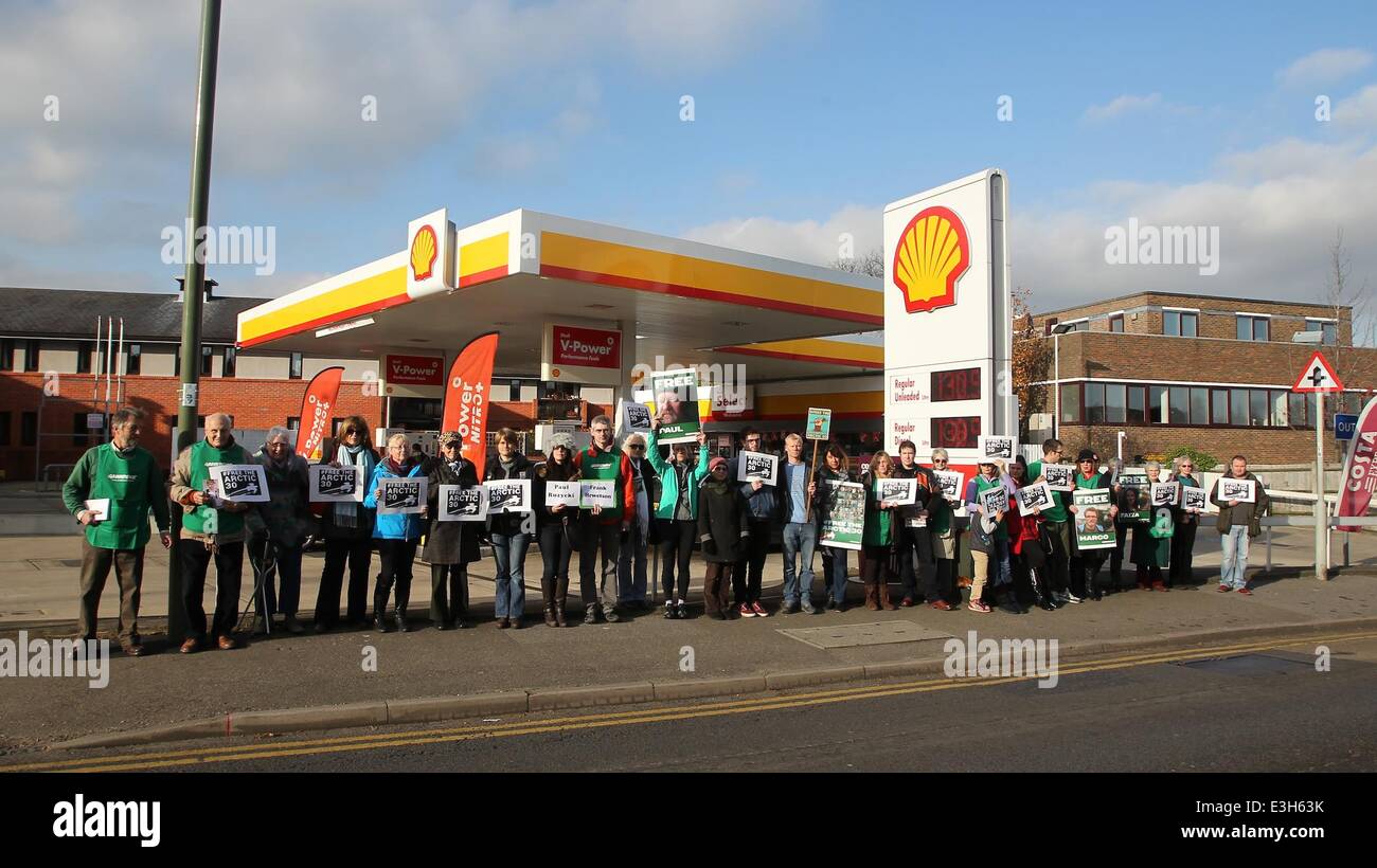 Una protesta ha luogo in un garage della Shell a Londra per esercitare pressione sul gigante energetico Gazprom per aiutare gratuitamente l'artico 30, che sono trattenuti sulla pirateria di tasse in Russia dopo la dimostrazione contro la trivellazione petrolifera nell'Oceano Artico con: atmosfera Wh Foto Stock