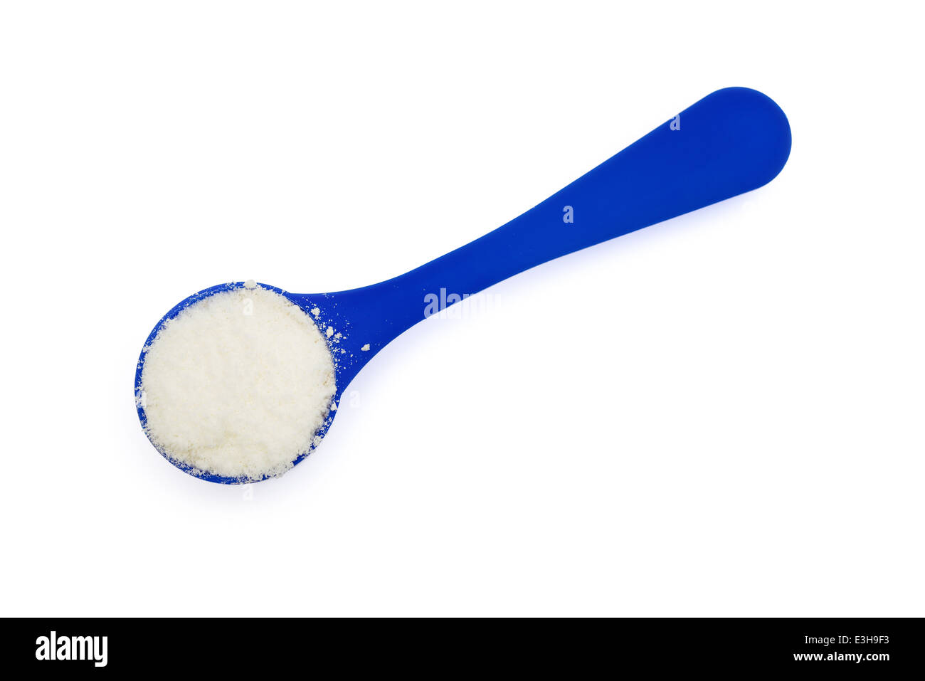 Latte in polvere in un cucchiaio di blu su bianco con tracciato di ritaglio Foto Stock