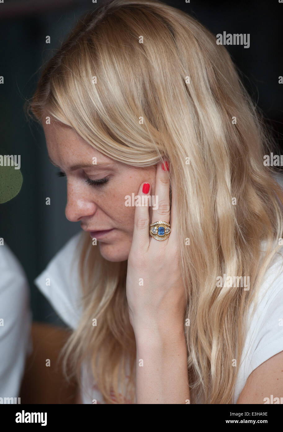 Poppy Delevingne che mostra il suo nuovo anello di fidanzamento di Daisy Lowe. Per Daisy la questione circa il "grande giorno" mi ha risposto, "esso sta andando essere nel maggio". Celebrità a sostegno di DEC Filippine tifone appello durante un telethon a BT Tower offre: del papavero Foto Stock