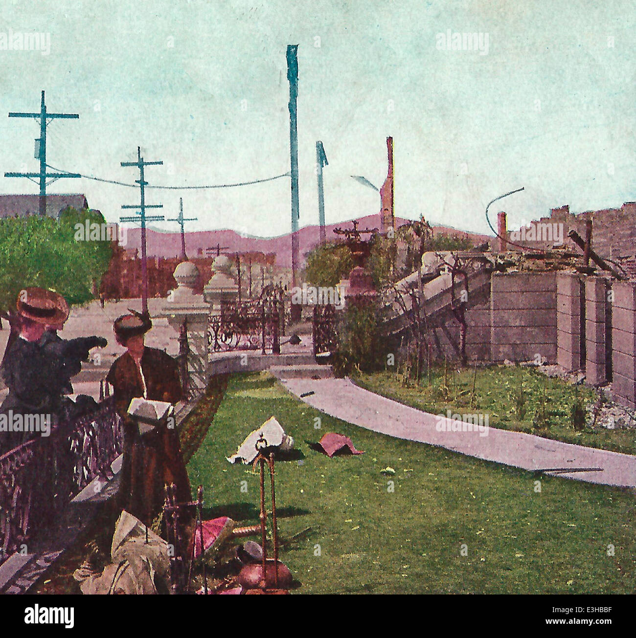 La raccolta di alcune reliquie home le rovine del Palazzo Wenban, Van Ness Avenue. San Francisco, California dopo il terremoto del 1906 e del fuoco Foto Stock