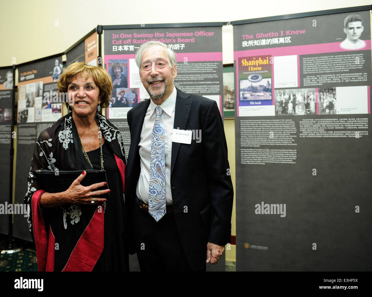 (140624) -- WASHINGTON, giu 24, 2014 (Xinhua)--Ex ebreo residente di Shanghai Jerry Lidenstraus e sua moglie visita la storia di rifugiati ebrei in Shanghai Exhibition a Capitol Hill a Washington DC, capitale degli Stati Uniti, giu 23, 2014. Una mostra sui rifugiati ebrei cacciati fuori qui lunedì, ricordando un tempo quando Shanghai era un rifugio sicuro per circa 18.000 persone ebree fuggono dalla persecuzione nazista. La mostra "rifugiati ebrei e Shanghai", racconta le storie delle difficoltà affrontate dai rifugiati ebrei nel loro viaggio verso e da Shanghai negli anni trenta e quaranta, come pure il loro annuncio Foto Stock