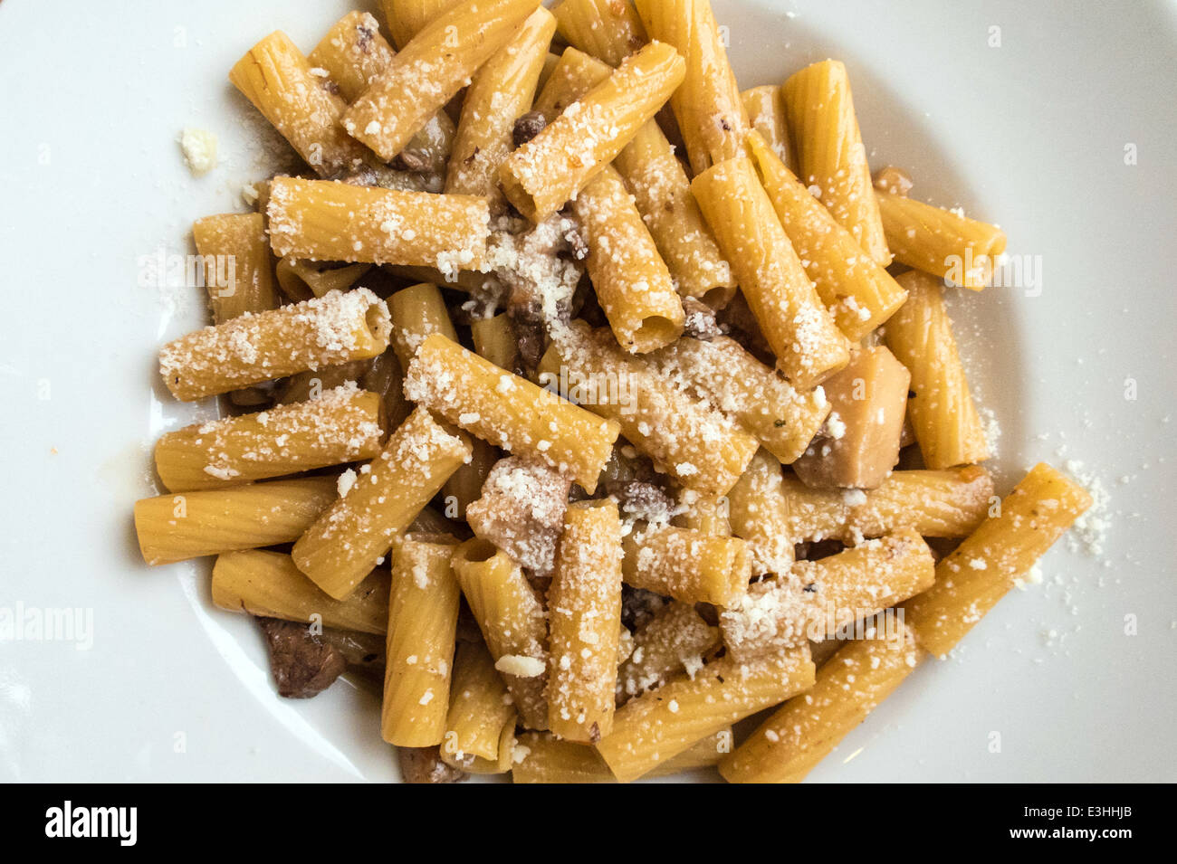 La pasta con il sugo di carne e formaggio parmigiano Foto Stock
