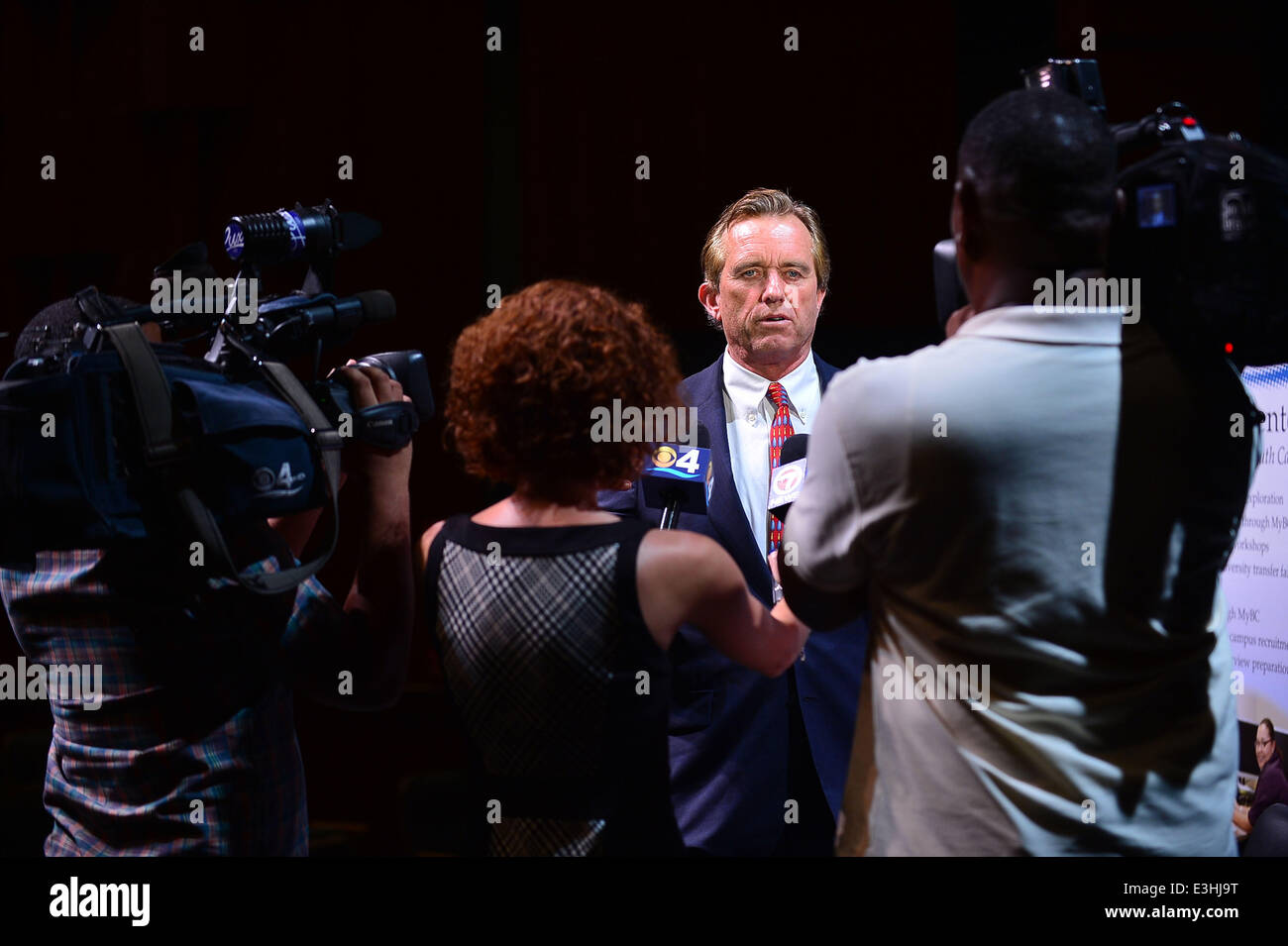 Robert F. Kennedy, Jr. parla di Broward Campus College-South circa la sua devozione per la tutela dell' ambiente e il suo ruolo come Vice Presidente e Chief perseguire Attorney per Riverkeeper, un ambiente non-profit organizzazione di appartenenza. Dotato di: accappatoio Foto Stock