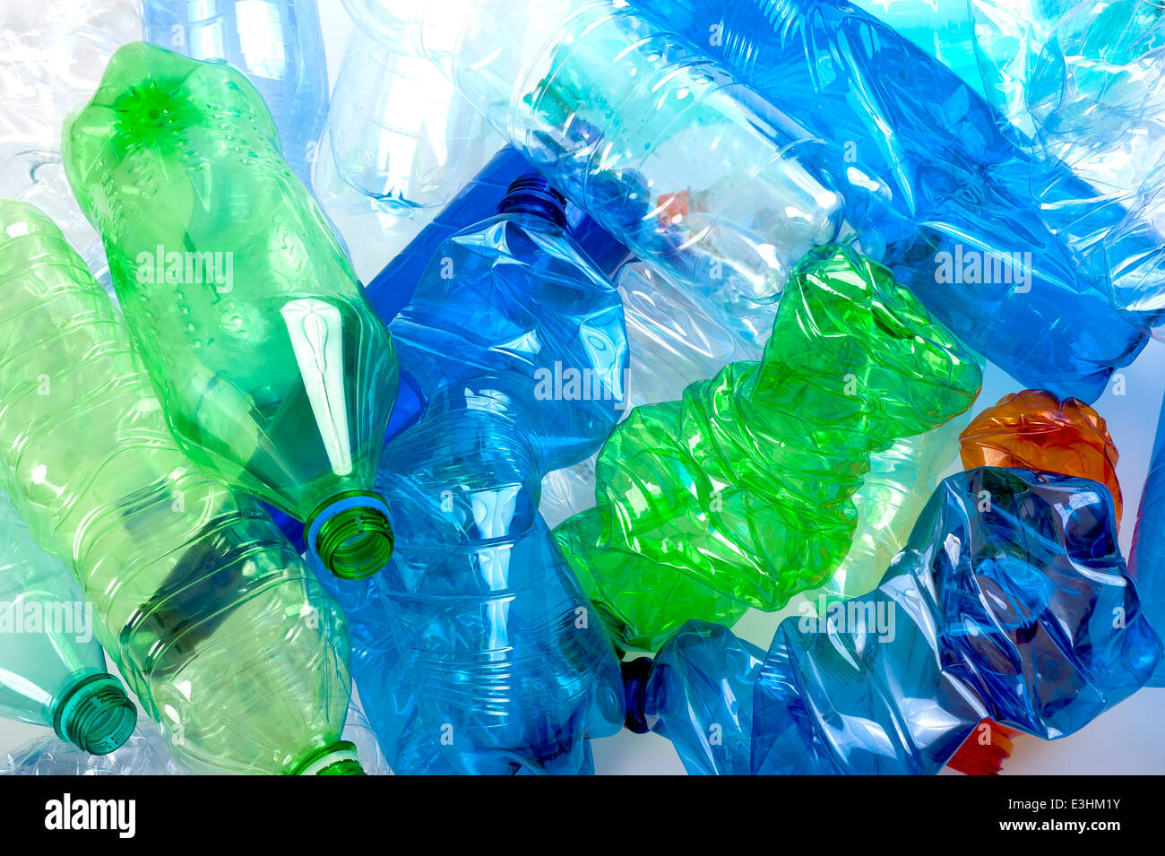 Schiacciato multicolore di bottiglie di plastica sullo sfondo Foto Stock