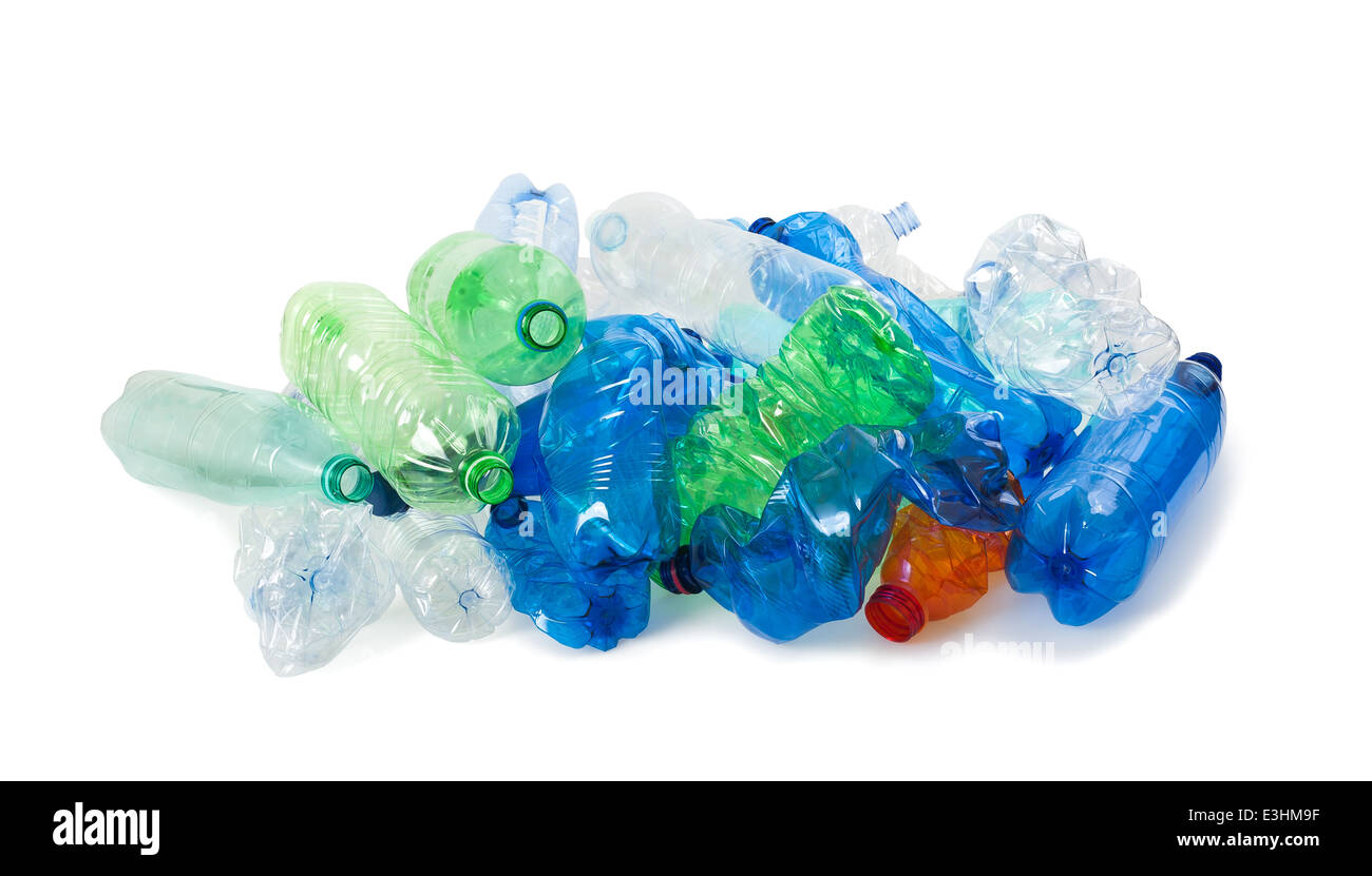 Schiacciate le bottiglie di plastica su sfondo bianco Foto Stock